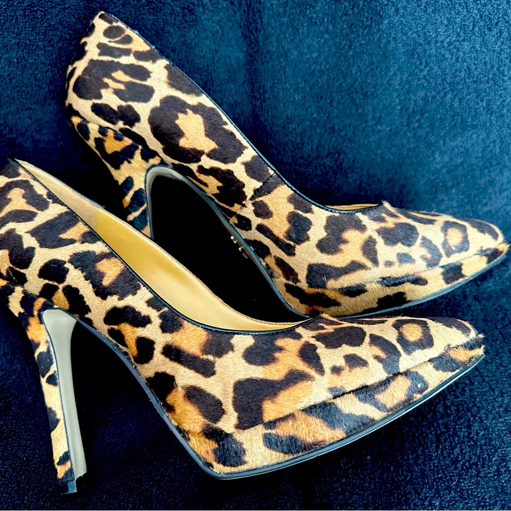 Nine West faux fur leopard platform pumps. Size 7.5